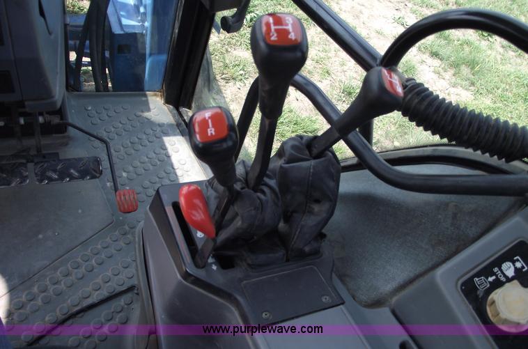 image for item 5402 1993 Ford 6640 tractor with loader