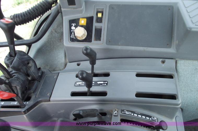 image for item 5402 1993 Ford 6640 tractor with loader