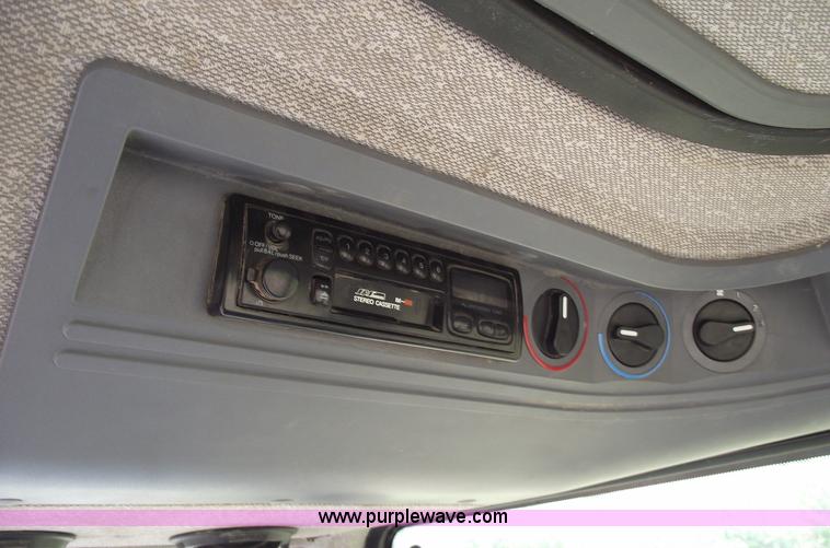 image for item 5402 1993 Ford 6640 tractor with loader