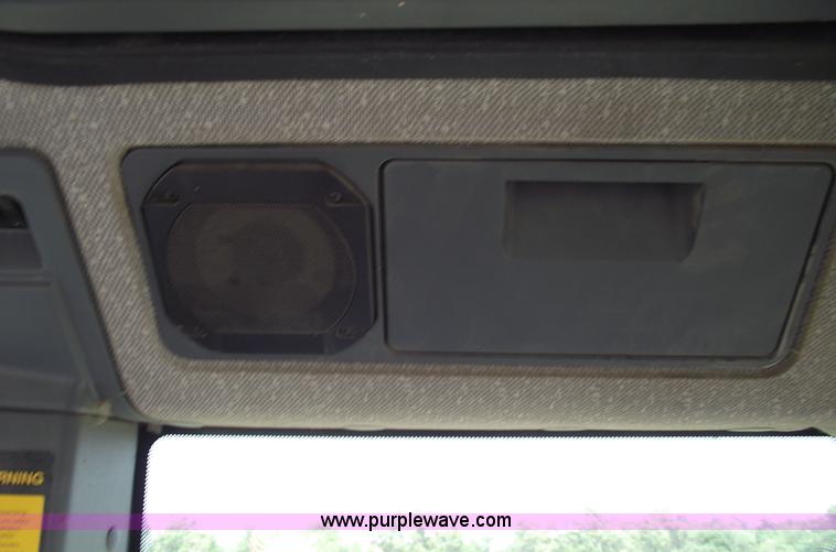 image for item 5402 1993 Ford 6640 tractor with loader