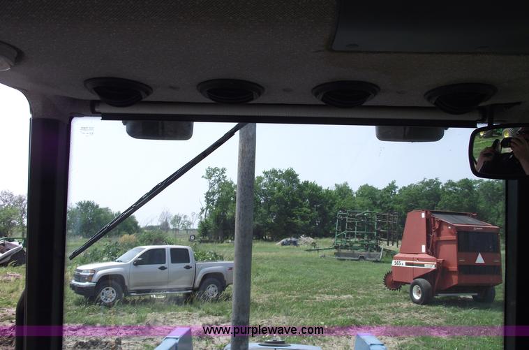 image for item 5402 1993 Ford 6640 tractor with loader