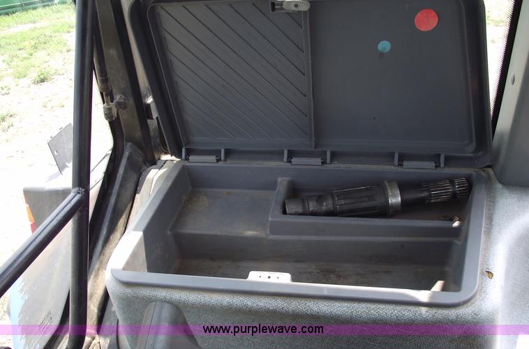 image for item 5402 1993 Ford 6640 tractor with loader