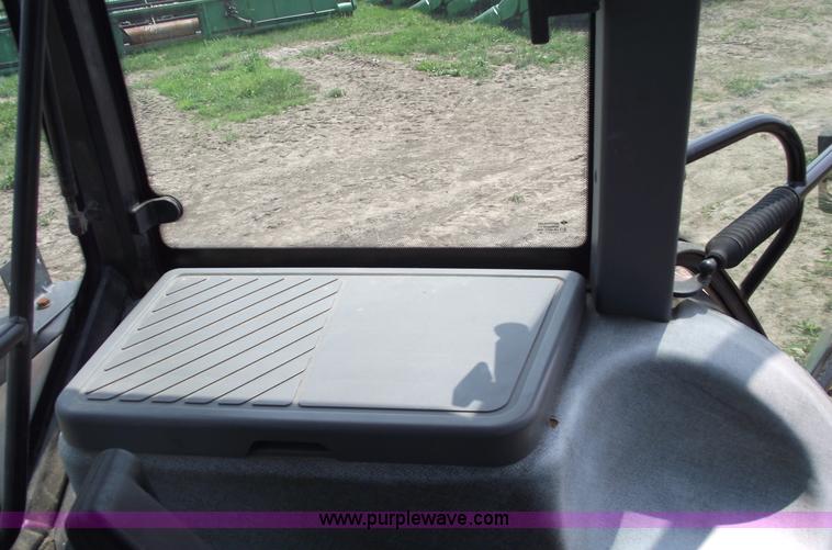 image for item 5402 1993 Ford 6640 tractor with loader