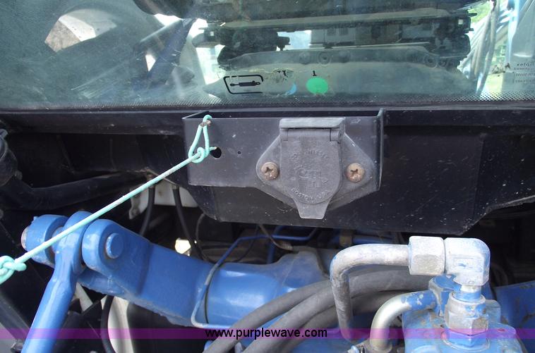 image for item 5402 1993 Ford 6640 tractor with loader