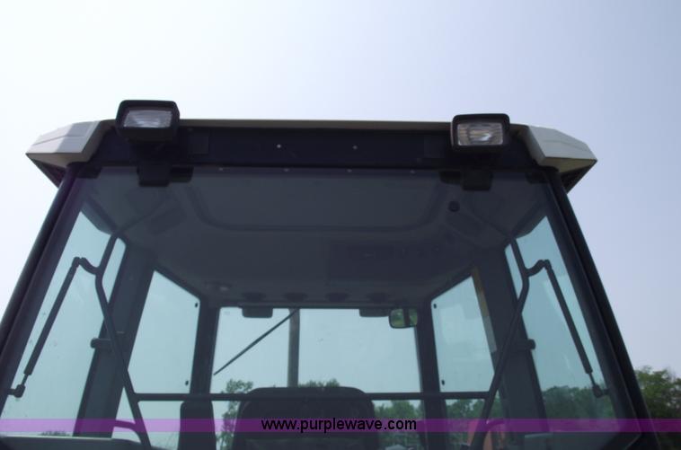 image for item 5402 1993 Ford 6640 tractor with loader