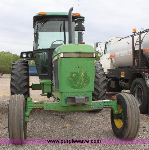 image for item 6840 John Deere 2955 tractor