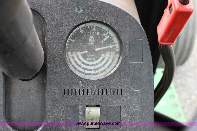 image for item 6840 John Deere 2955 tractor