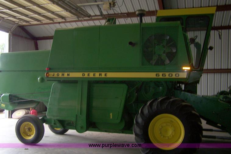 image for item 7389 1972 John Deere 6600 combine