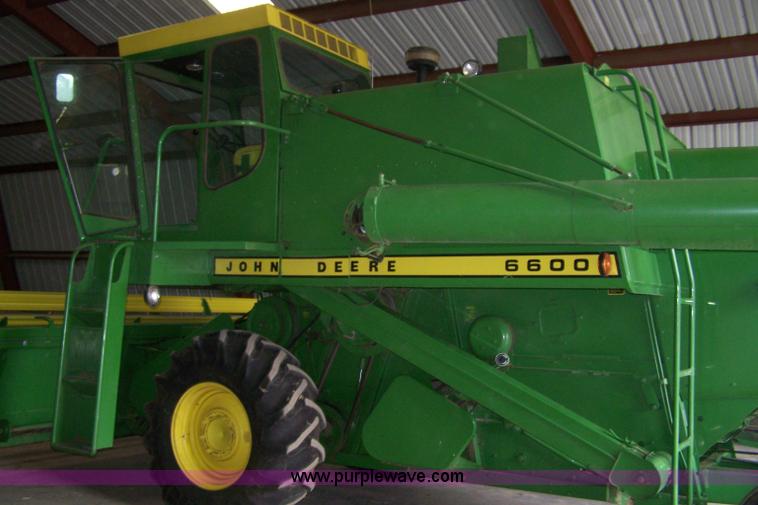 image for item 7389 1972 John Deere 6600 combine