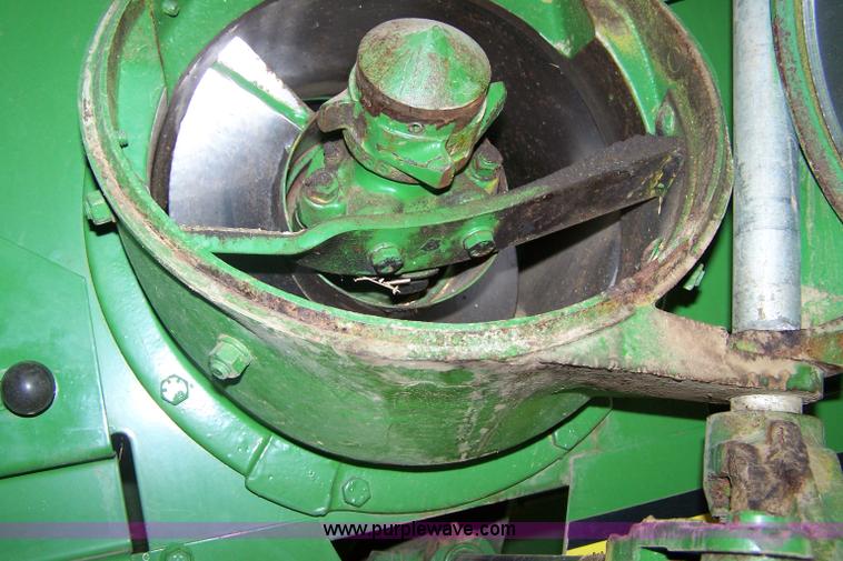 image for item 7389 1972 John Deere 6600 combine