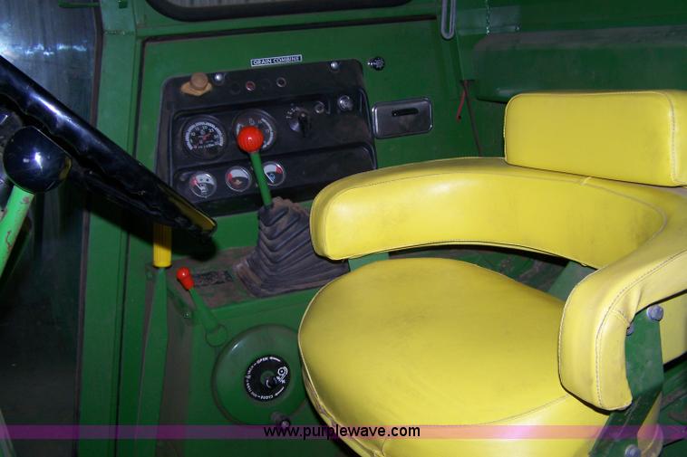 image for item 7389 1972 John Deere 6600 combine