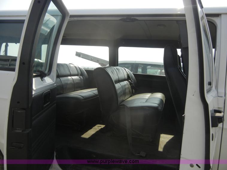 image for item 2372 2001 Dodge B3500 Ram Van
