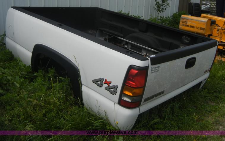 image for item 2388 2005 GMC 8' truck bed