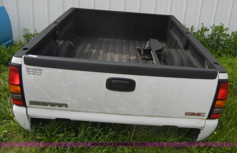 image for item 2388 2005 GMC 8' truck bed