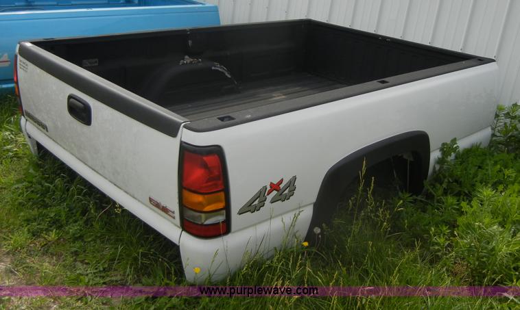 image for item 2388 2005 GMC 8' truck bed