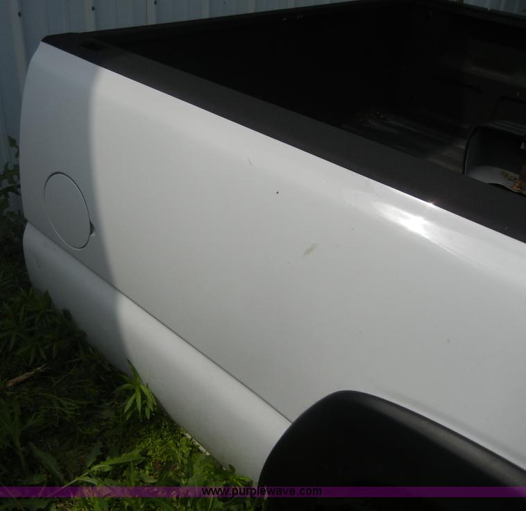 image for item 2388 2005 GMC 8' truck bed