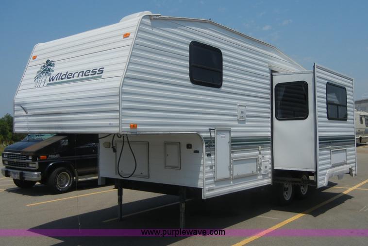image for item 2396 1995 Wilderness Fleetwood 21' fifth wheel camper