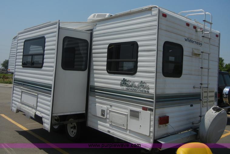 image for item 2396 1995 Wilderness Fleetwood 21' fifth wheel camper