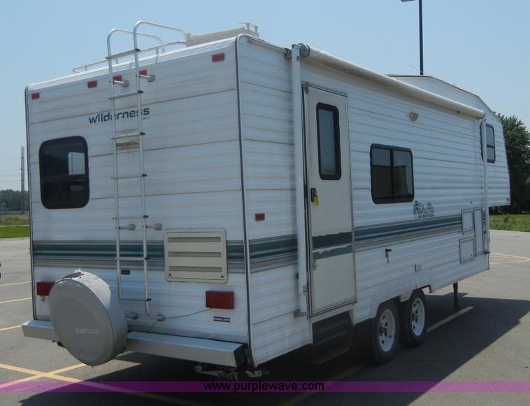 image for item 2396 1995 Wilderness Fleetwood 21' fifth wheel camper