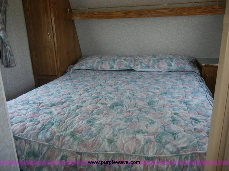 image for item 2396 1995 Wilderness Fleetwood 21' fifth wheel camper