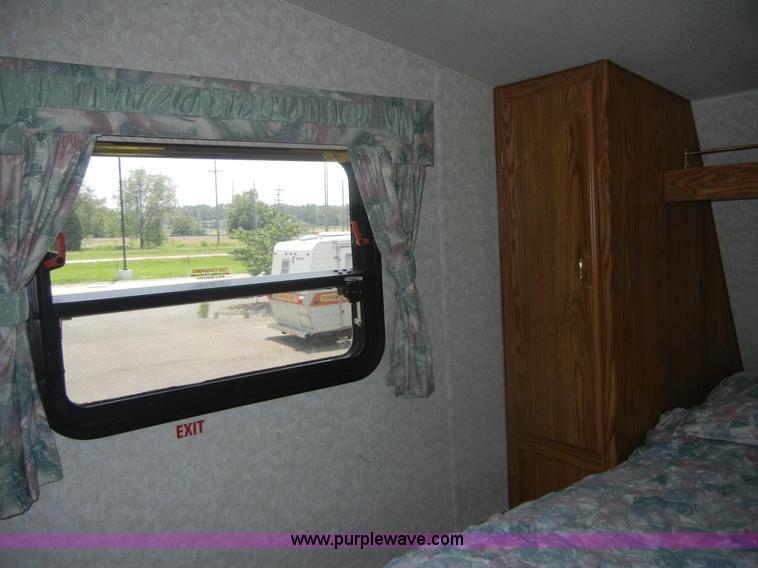 image for item 2396 1995 Wilderness Fleetwood 21' fifth wheel camper