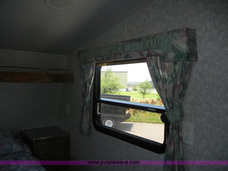 image for item 2396 1995 Wilderness Fleetwood 21' fifth wheel camper