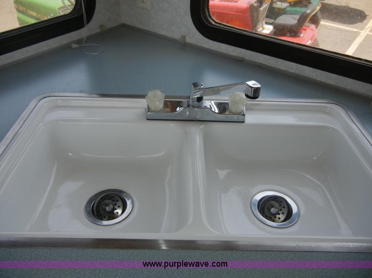 image for item 2396 1995 Wilderness Fleetwood 21' fifth wheel camper