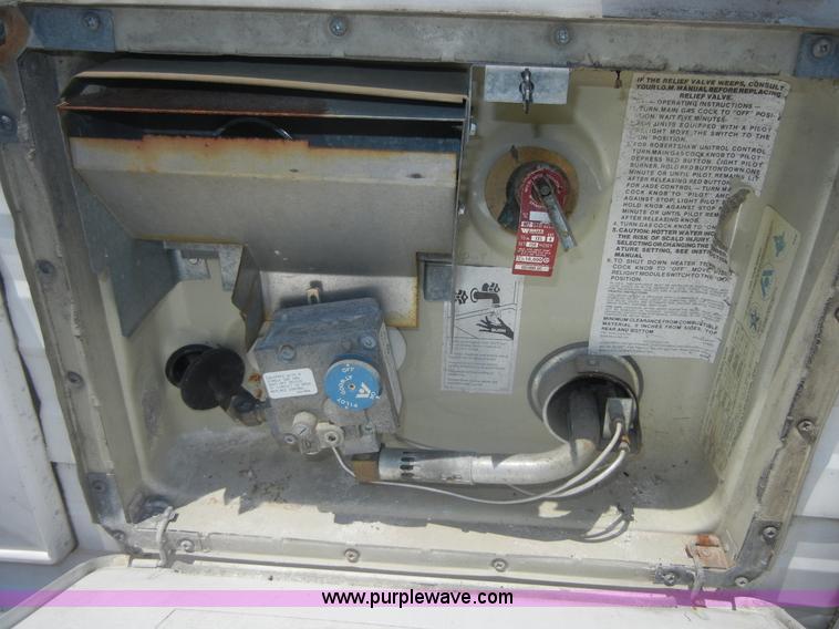 image for item 2396 1995 Wilderness Fleetwood 21' fifth wheel camper