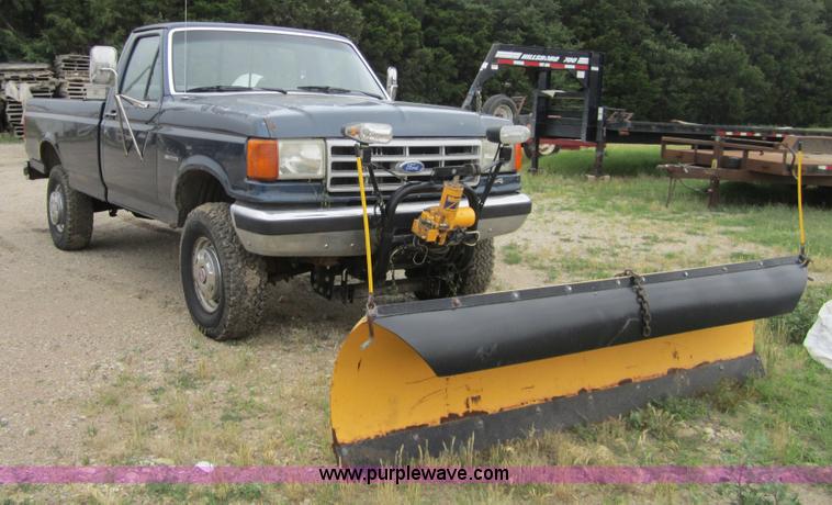 image for item 3797 1989 Ford F250 pickup truck