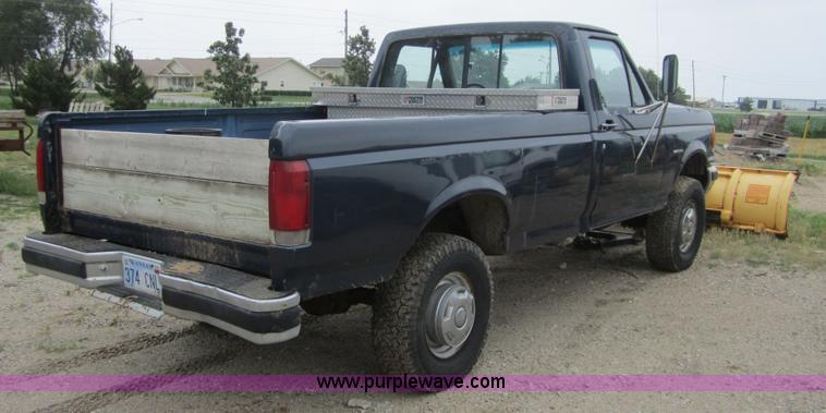 image for item 3797 1989 Ford F250 pickup truck