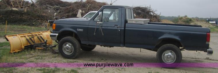 image for item 3797 1989 Ford F250 pickup truck