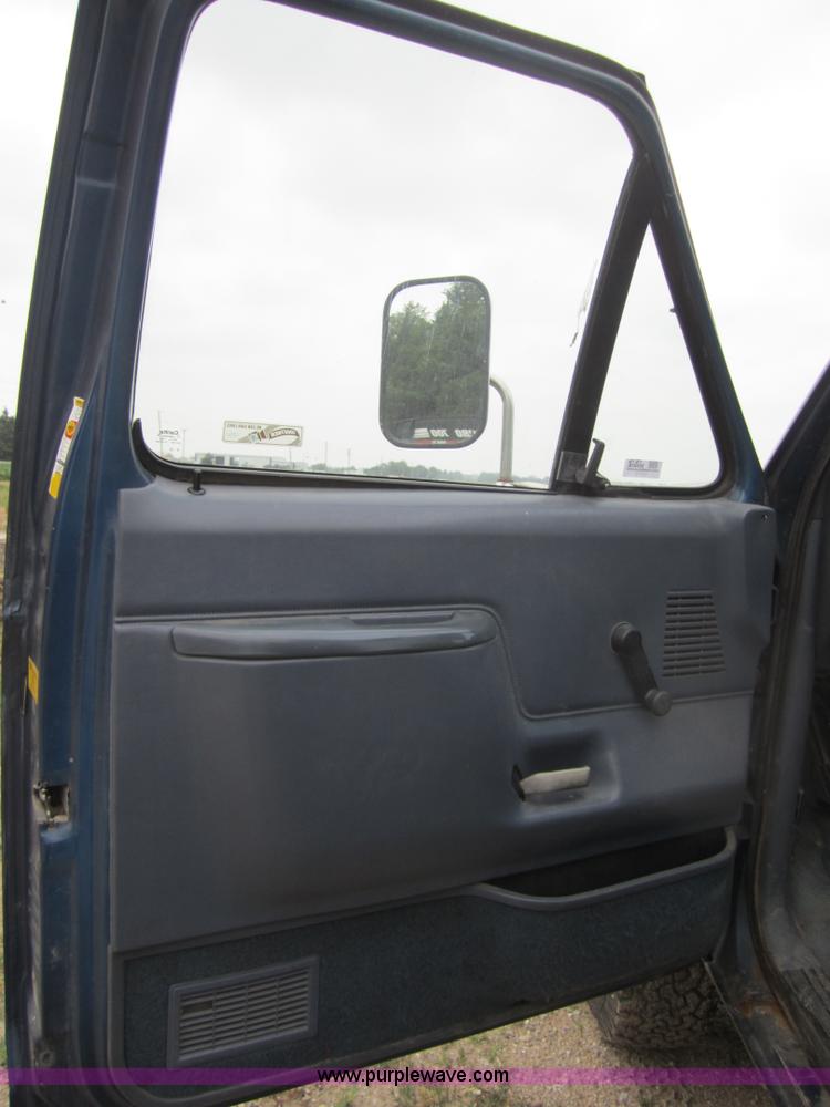 image for item 3797 1989 Ford F250 pickup truck