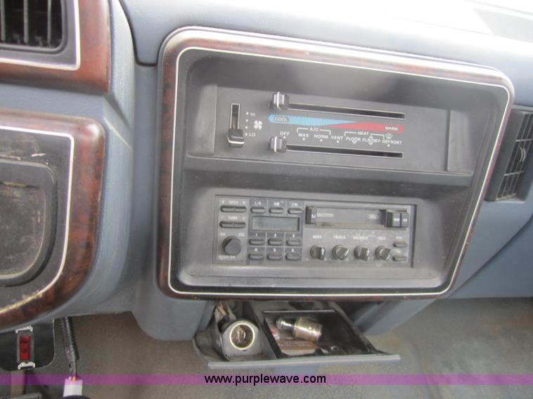 image for item 3797 1989 Ford F250 pickup truck