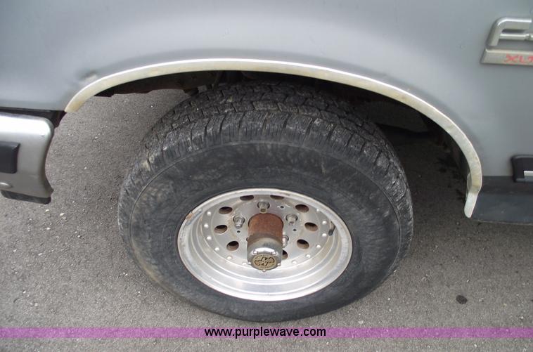 image for item 5581 1991 Ford F150 XLT Lariat pickup truck