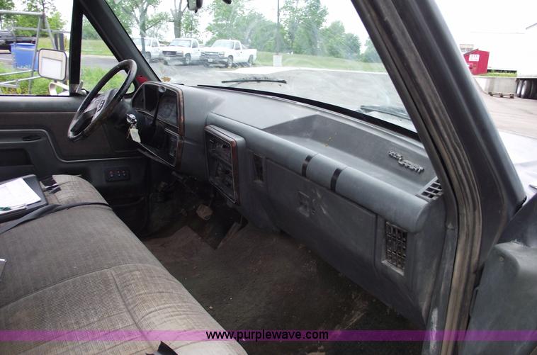 image for item 5581 1991 Ford F150 XLT Lariat pickup truck