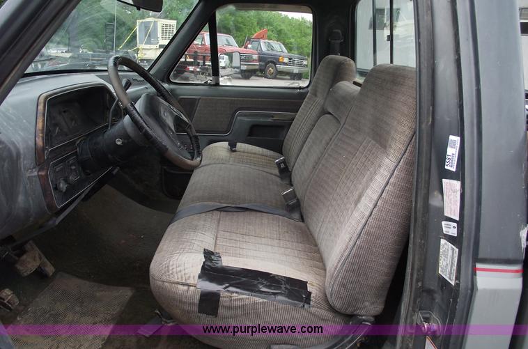 image for item 5581 1991 Ford F150 XLT Lariat pickup truck