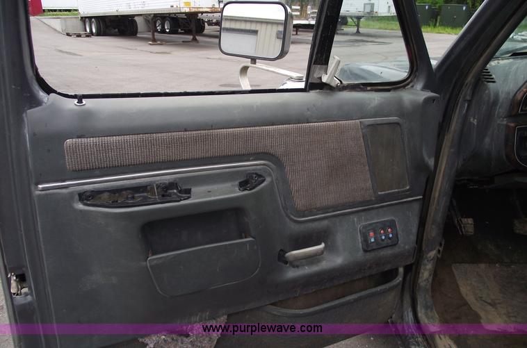 image for item 5581 1991 Ford F150 XLT Lariat pickup truck