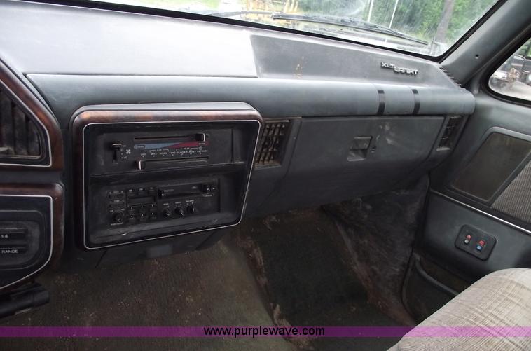 image for item 5581 1991 Ford F150 XLT Lariat pickup truck