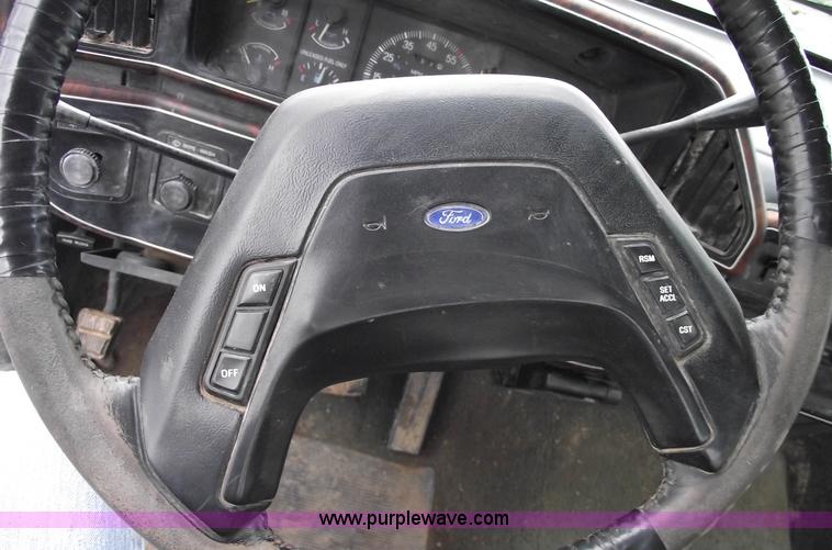 image for item 5581 1991 Ford F150 XLT Lariat pickup truck