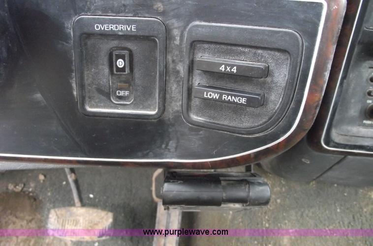 image for item 5581 1991 Ford F150 XLT Lariat pickup truck