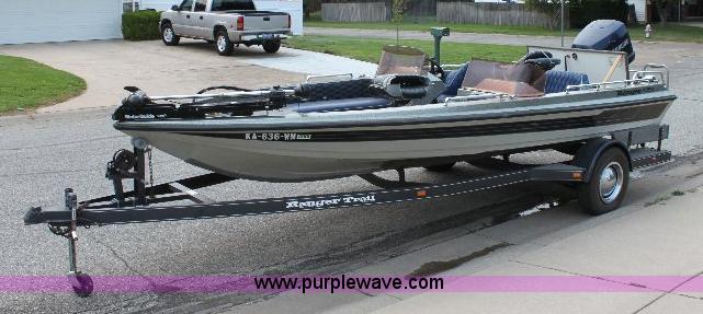 image for item 6104 1989 Ranger 375V 17' bass boat