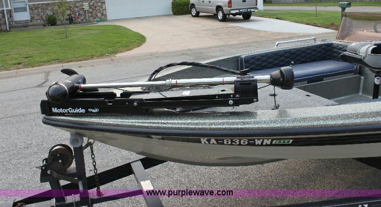 image for item 6104 1989 Ranger 375V 17' bass boat