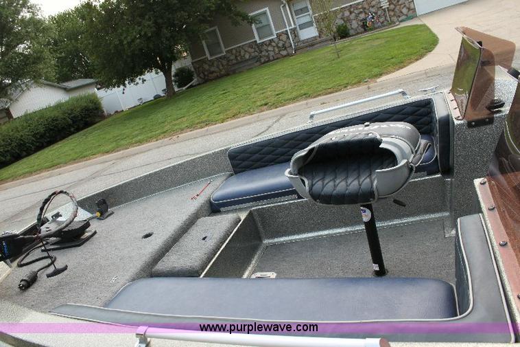 image for item 6104 1989 Ranger 375V 17' bass boat