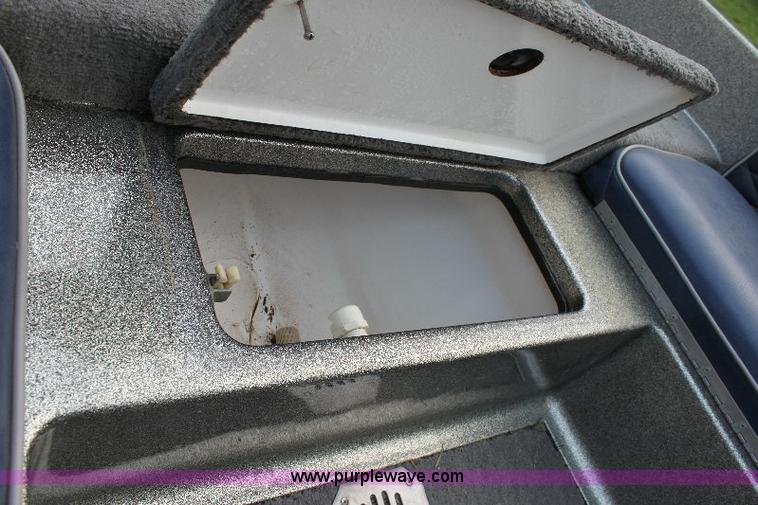 image for item 6104 1989 Ranger 375V 17' bass boat