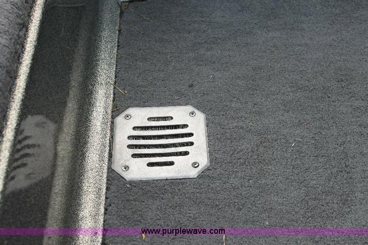 image for item 6104 1989 Ranger 375V 17' bass boat
