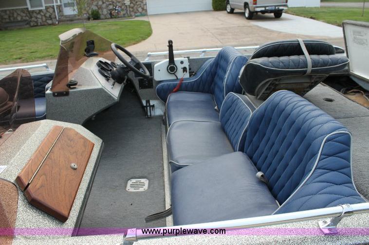 image for item 6104 1989 Ranger 375V 17' bass boat