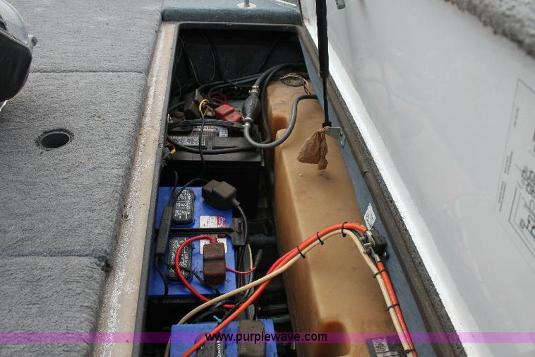 image for item 6104 1989 Ranger 375V 17' bass boat