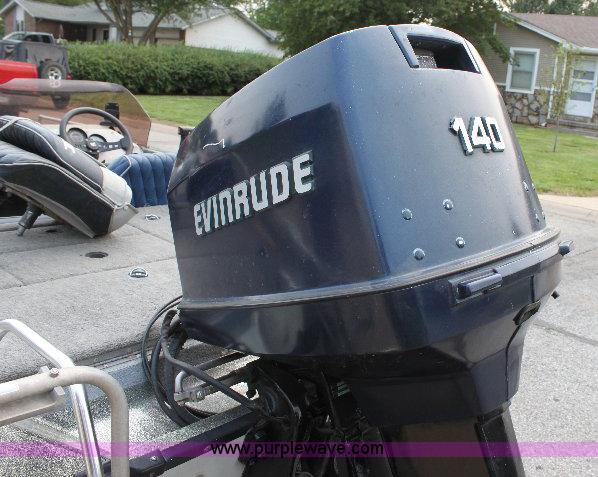 image for item 6104 1989 Ranger 375V 17' bass boat