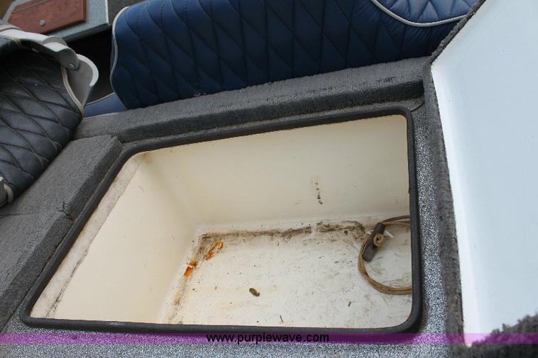 image for item 6104 1989 Ranger 375V 17' bass boat