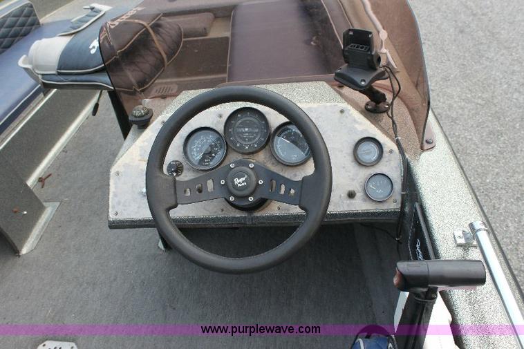 image for item 6104 1989 Ranger 375V 17' bass boat